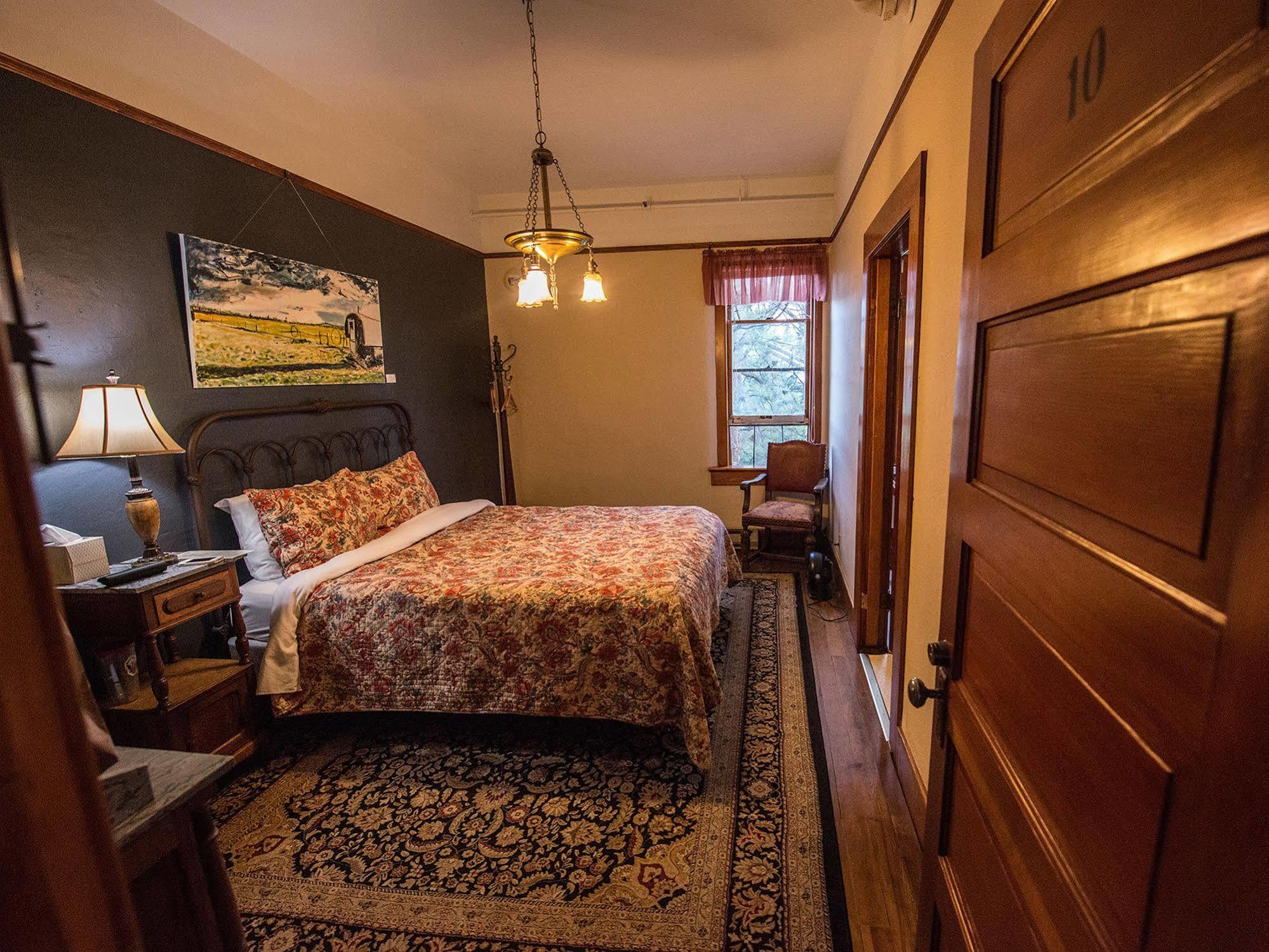 Balch Hotel Dufur Bagian luar foto